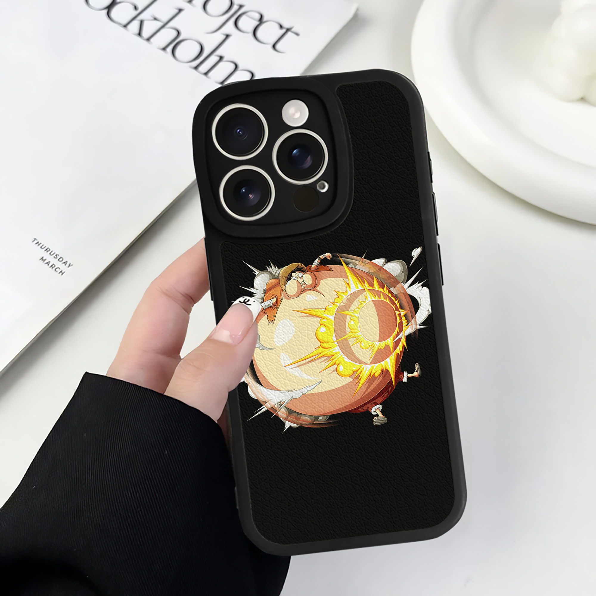 （画像用） ワンピース モンキー・D・ルフィ ONE PIECE Monkey D. Luffy 【iPhone 16シリーズ対応】シリコンスマホケース（レザー調） 材質：シリコン